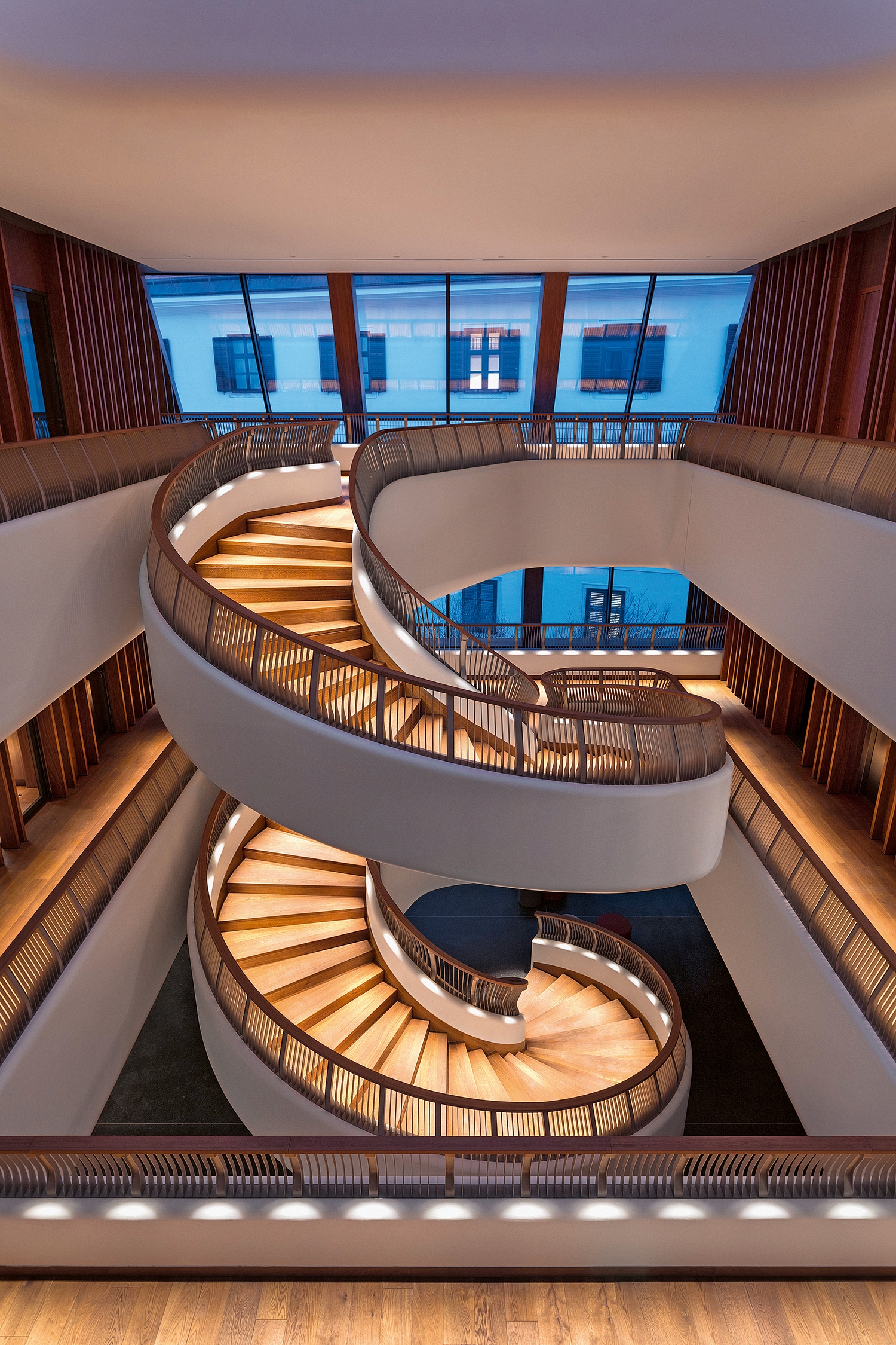 A húzott karú csigalépcső világítását a korlátba rejtett lámpatestek biztosítják. (Fotó: Dömölky Dániel)