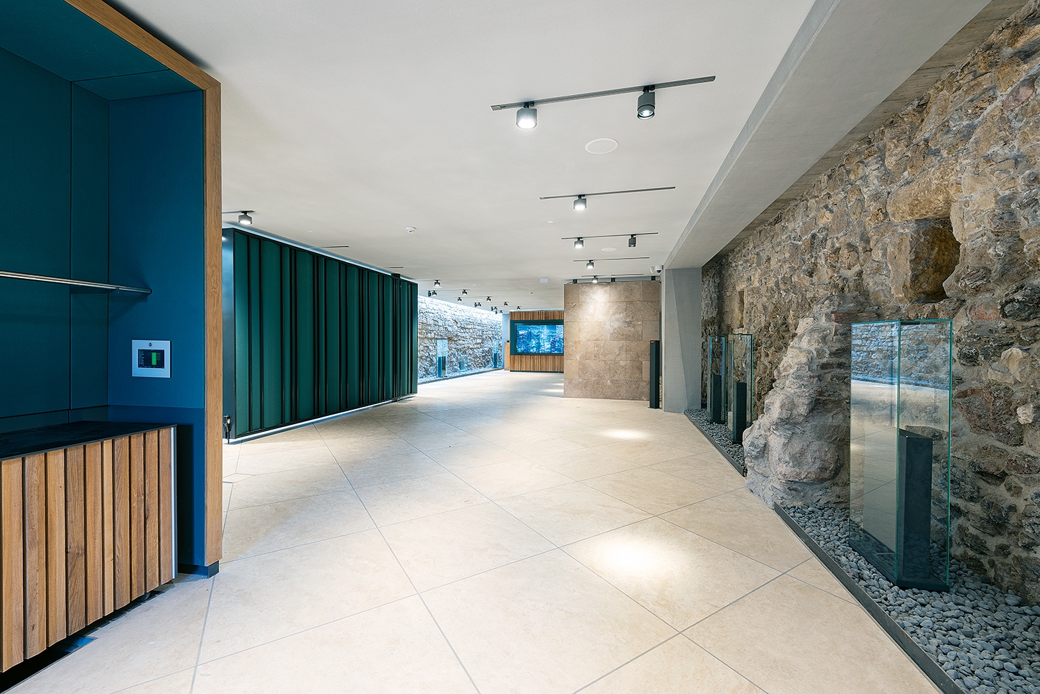 Fotó: Réthey-Prikkel TamásAz Ellyps sétány alatt kialakított, időszakosan használható rendezvényteret egyik oldalról a középkori, a másikról az újkori várfal határolja. (Fotó: Réthey-Prikkel Tamás)