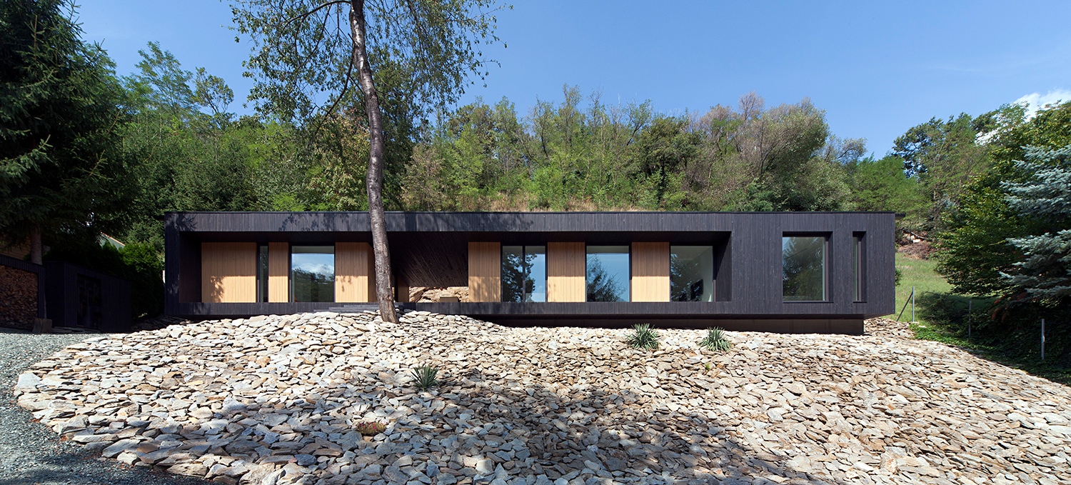 Természetes platón, hosszan feszül ki az épület. A déli oldal megnyitásai, illetve a párkány mérete a benapozás mértékéhez idomul. Jobb szélen a szülők hálórésze található