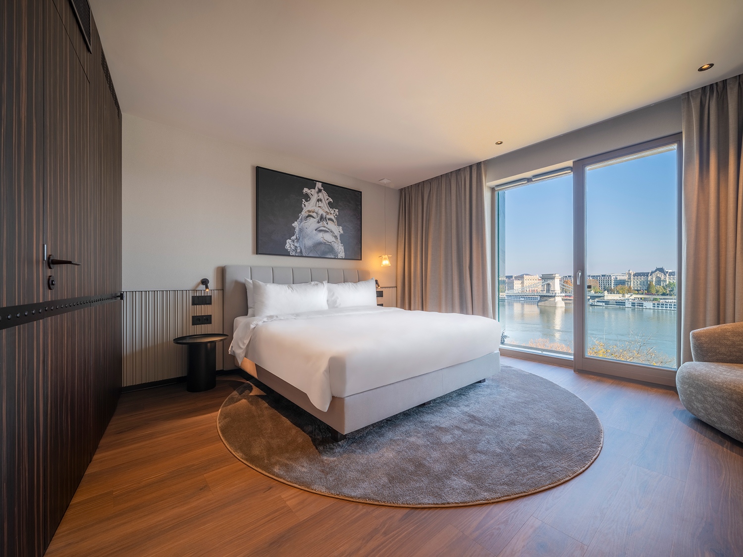 Nem csupán a közös terekben, hanem a hotelszobákban is Szauder Dávid vizuális művész alkotásaival találkozhat a látogató