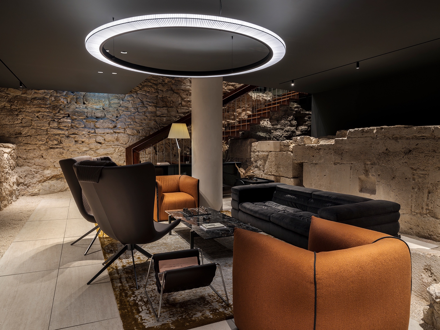A Leons Club exkluzív tere az ókori malom megmaradt részeit a kortárs design elemeivel ötvözve tárja elénk, egészen különleges hibrid atmoszférát teremtve ezáltal