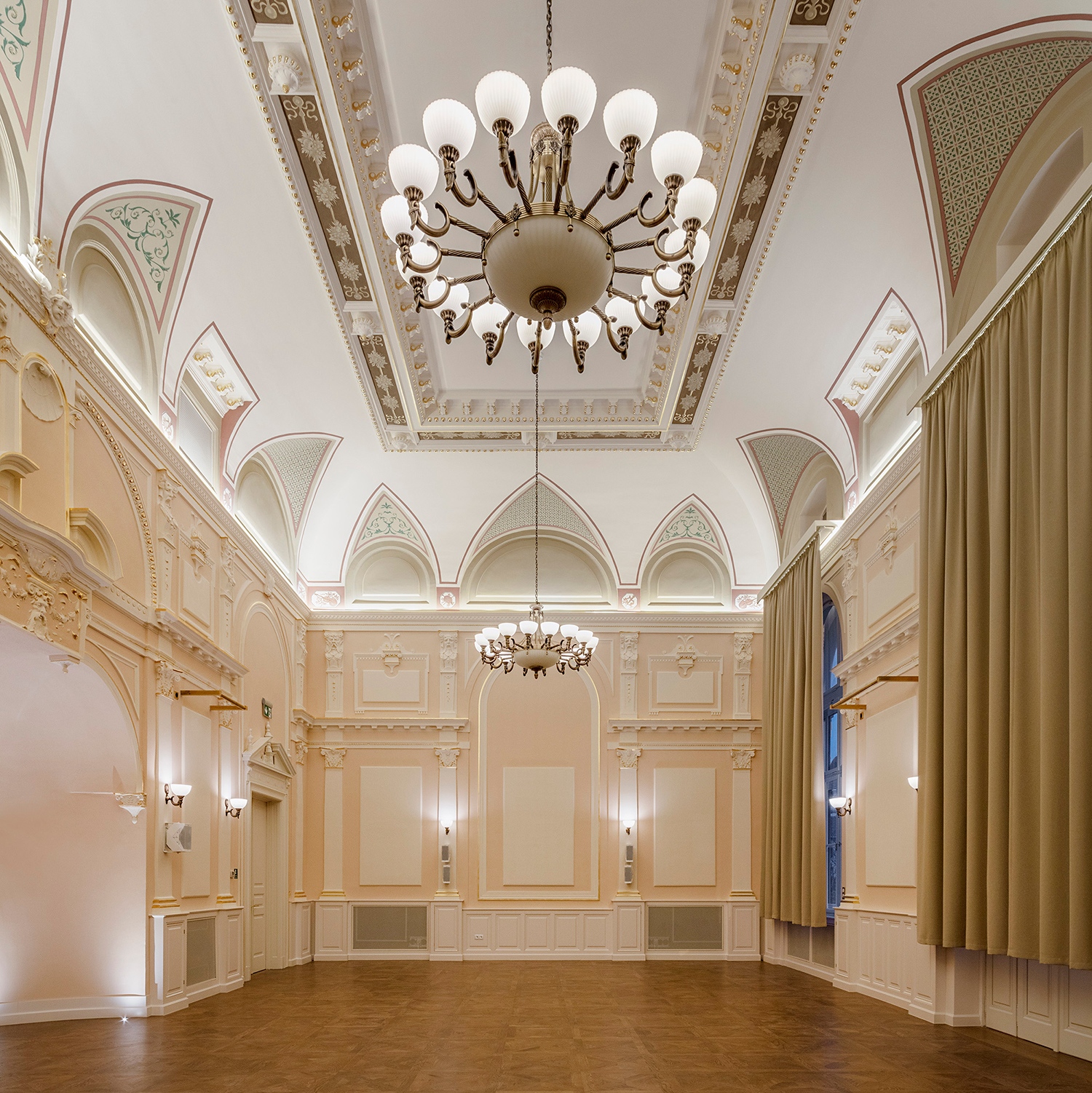 A díszterem korabeli fotók és restaurátori kutatás nyomán nyerte el a múltat hűen idéző, finoman elegáns küllemét