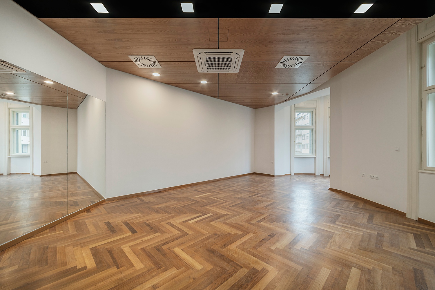Minőségi famunka fent és lent: a táncterem padlója speciális, rezgéscsillapított rétegrenddel készült, a mennyezet a bonyolult gépészetet rejti