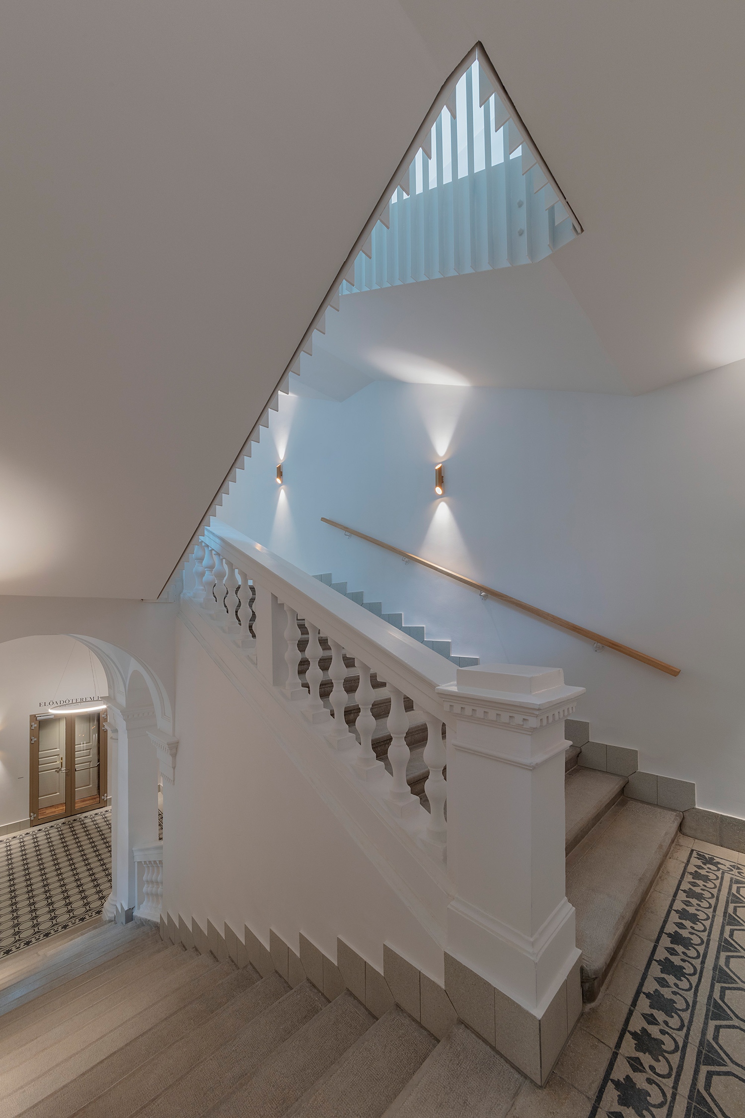 Az eredmény szolidan elegáns, finomra hangolt, a kor karakterét idéző belső lett, amit izgalmasan ellenpontoz a közlekedőterek kortárs belsőépítészete.