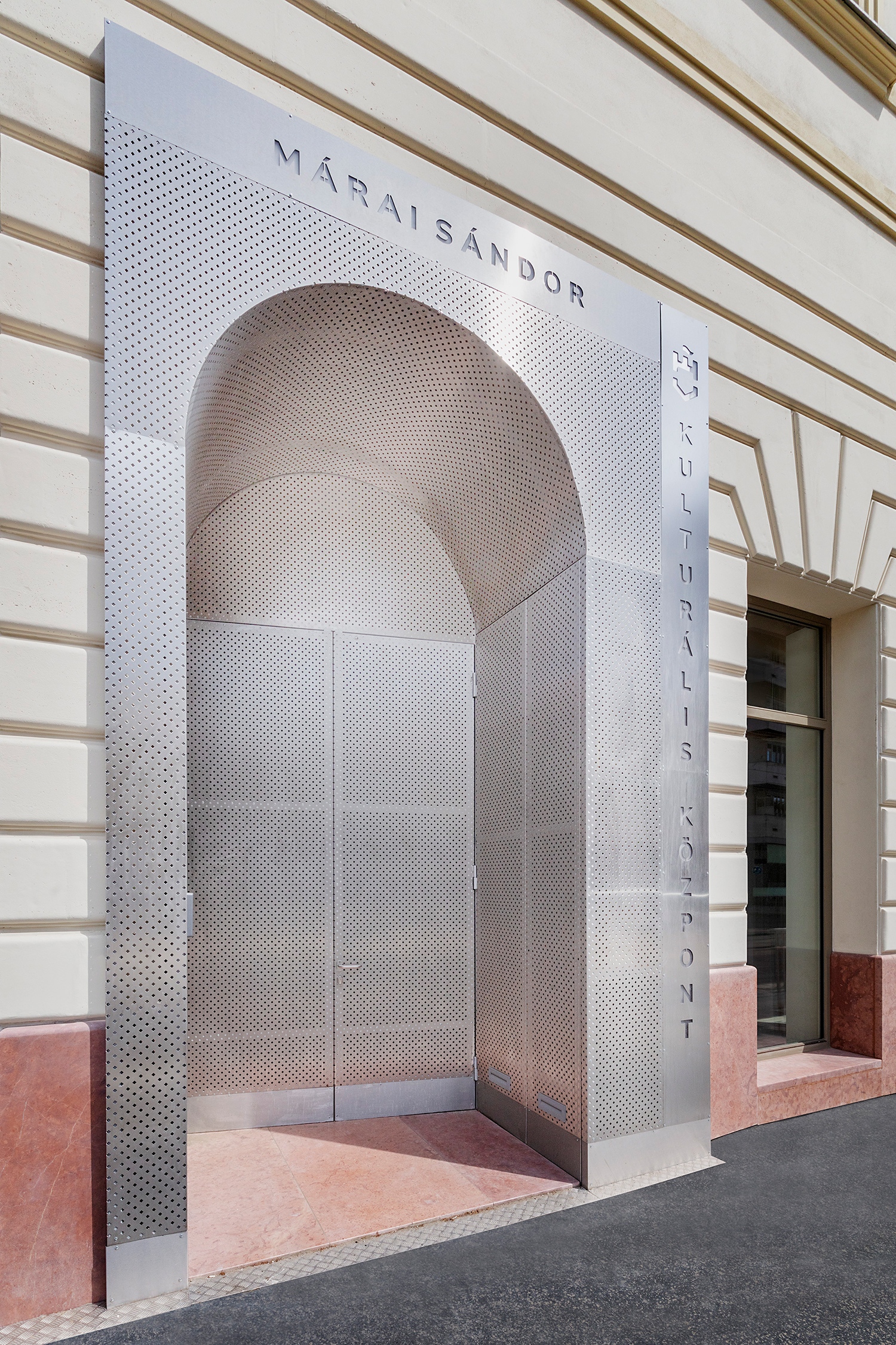 A kortárs kapuzat, mögötte a felújított, korabeli lépcsőházzal jelzi, hogy a belsőben is a műemléki részletek és 21. század építészetének harmonikus együttélésére számíthatunk