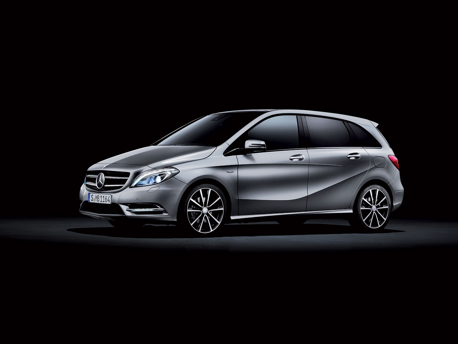 Az első hazai gyártású Mercedes-Benz modell, a B-osztály. A Mercedes a világ öt országában, három kontinensen üzemeltet párhuzamosan különböző tervezői területekre specializálódott stúdiókat: Németországban, Olaszországban, Japánban, Kínában, és az USA-ban