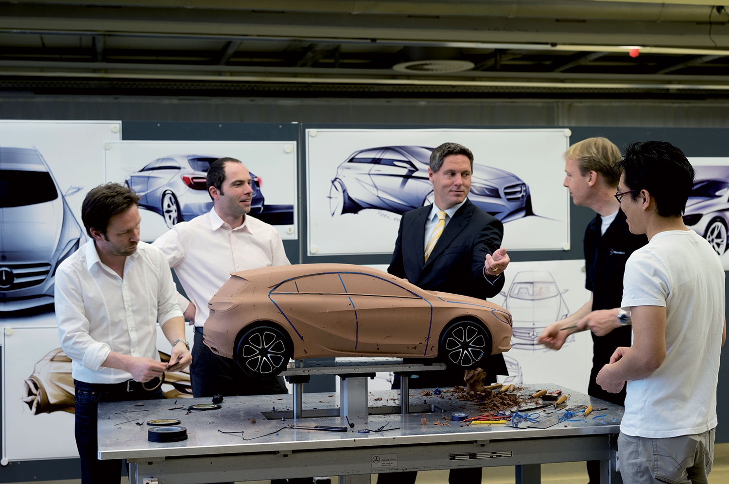 Design csapatmunka a Mercedesnél, amiben a kutatási és a gyártási részleg munkatársai is részt vesznek. Új autó tervezésénél először körülbelül 15 db különböző, 1:4 arányú agyagmakett készül, majd 3-5 db kiválasztása után 1:1 arányú modellek, szintén agyagból. A végleges döntést az igazgatótanács hozza meg