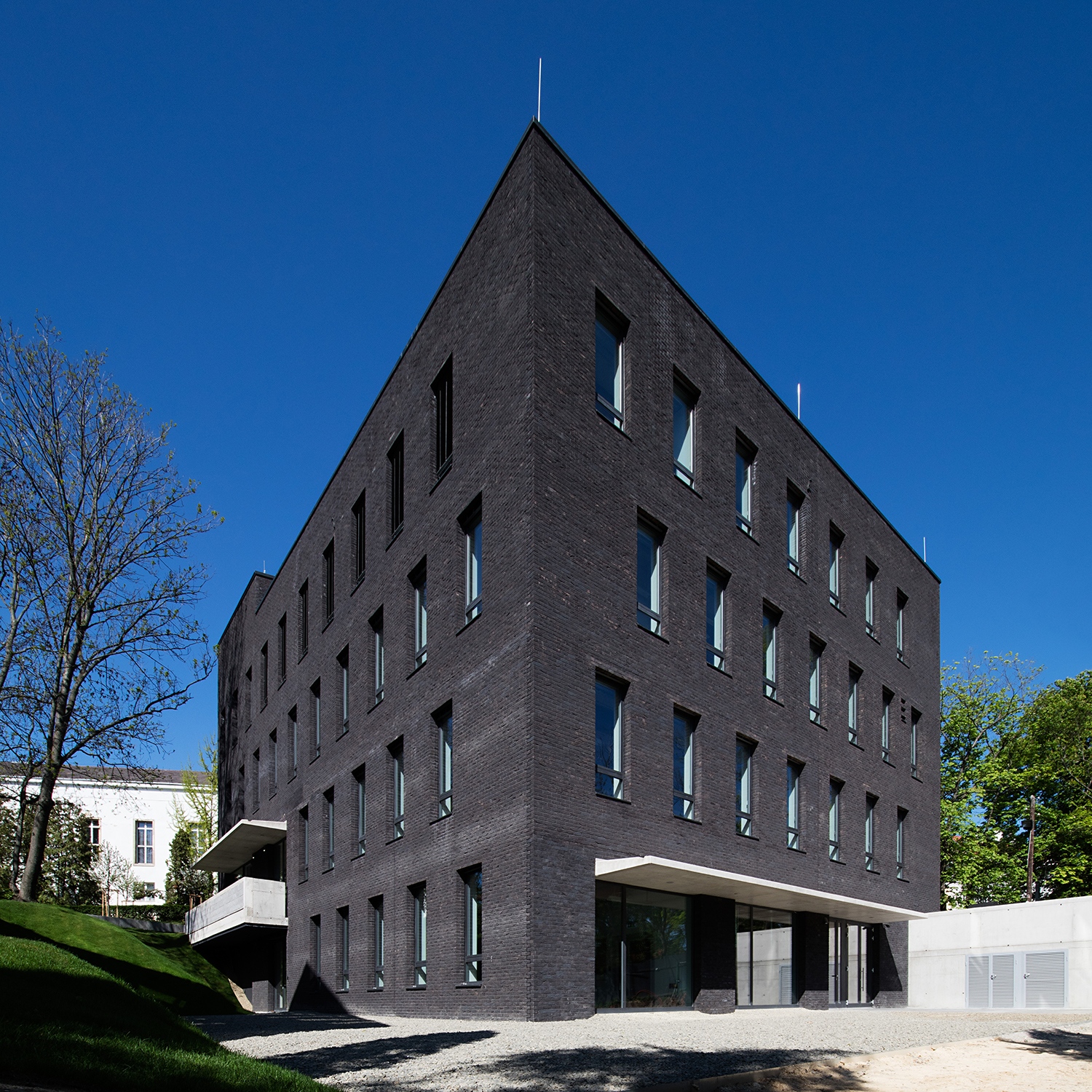 Az épület kontúrja megjeleníti a lejtős terepviszonyokat