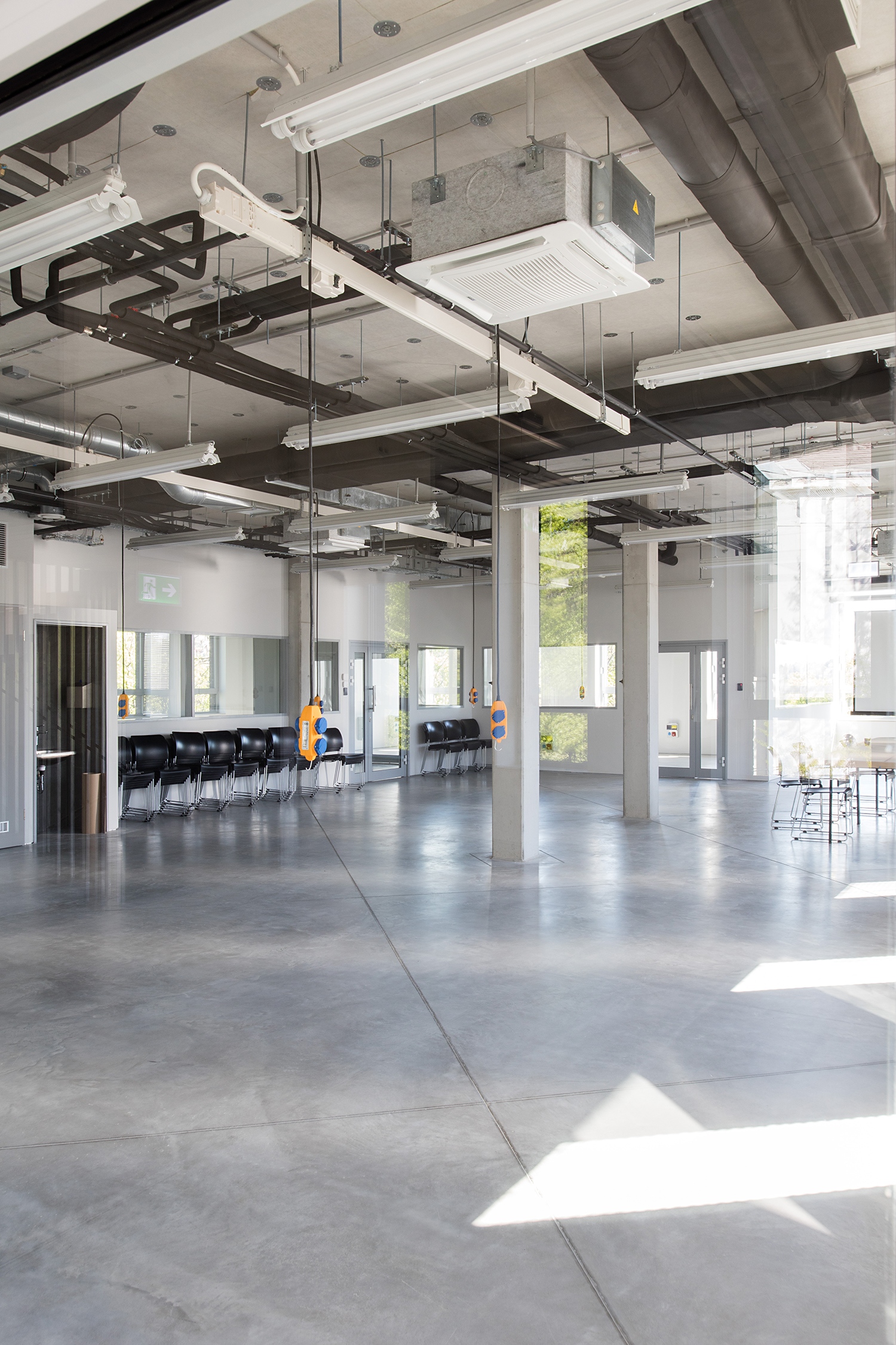 Műhelyterem, korszerű technológiával és természetes megvilágítással