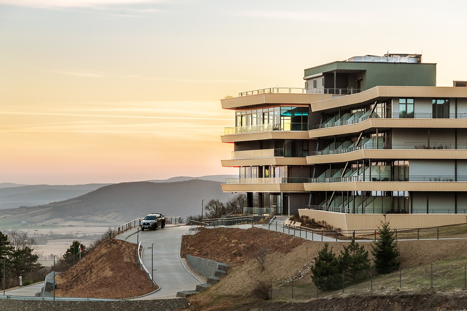 A meredeken emelkedő hegyoldal rendkívüli panorámát kínál