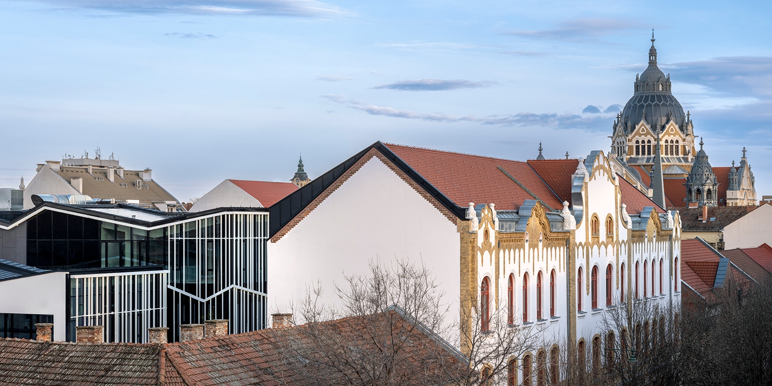 Az iskolaépület méltó felújításával is együttjárt a projekt. Mivel a tulajdonos megvásárolta ennek az emléknek a hátsó telekszomszédját is, egy két utcafrontos, átmenő telek jött létre a telekegyesítés után.