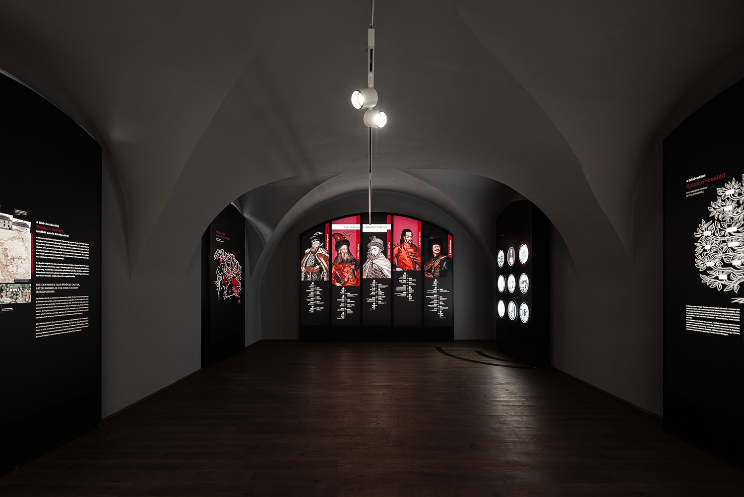 A Füry Anna és Virág Zsolt által rendezett kiállítás a fény- és hanghatásokra épít, és a Rákóczi család öt fejedelmének a történetét ismerhetjük meg vele