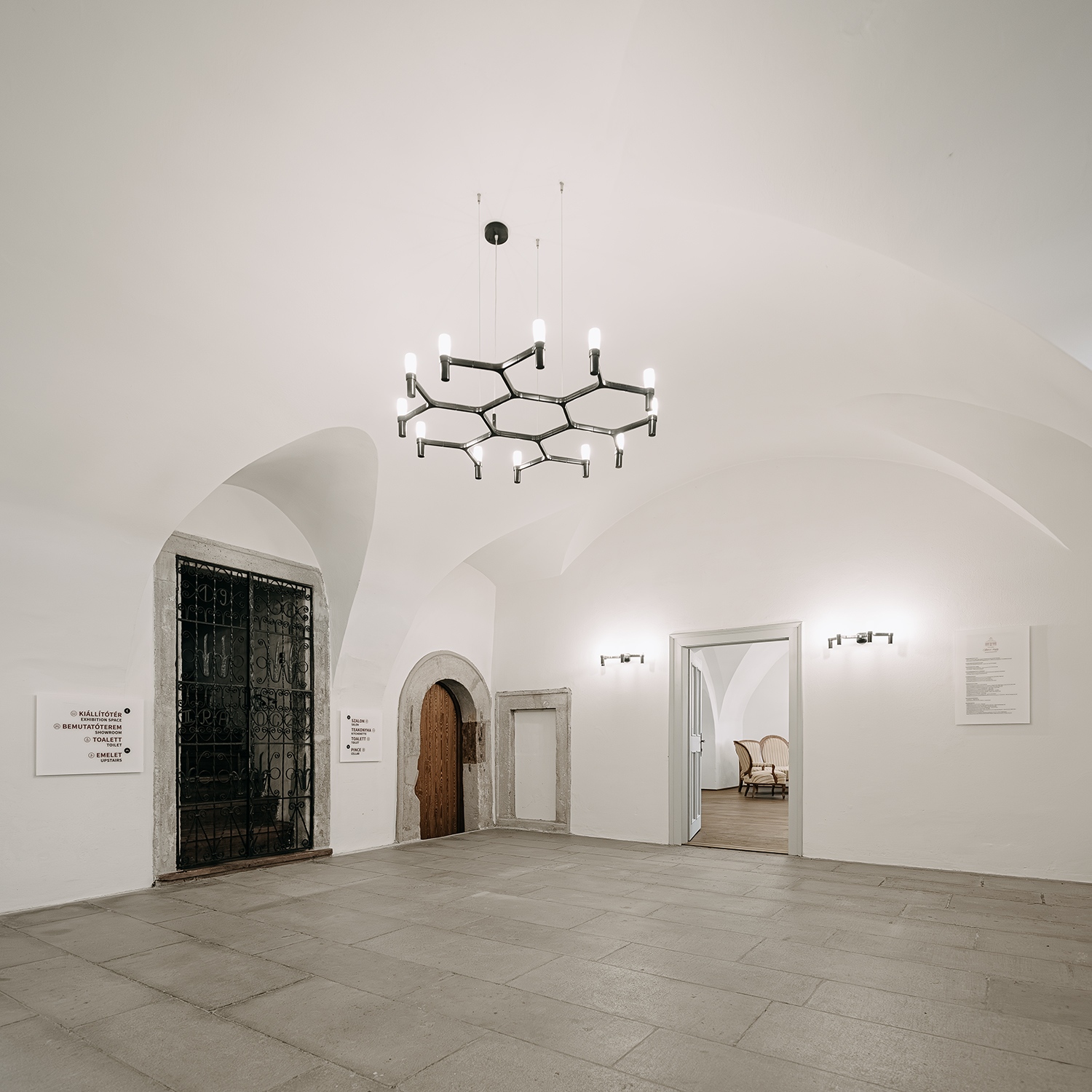 Az épület minden eredeti részletét megtartották és igyekeztek új helyzetbe hozni: sikerült kiszabadítani például a 400 éves pincelejárat kőkeretét is