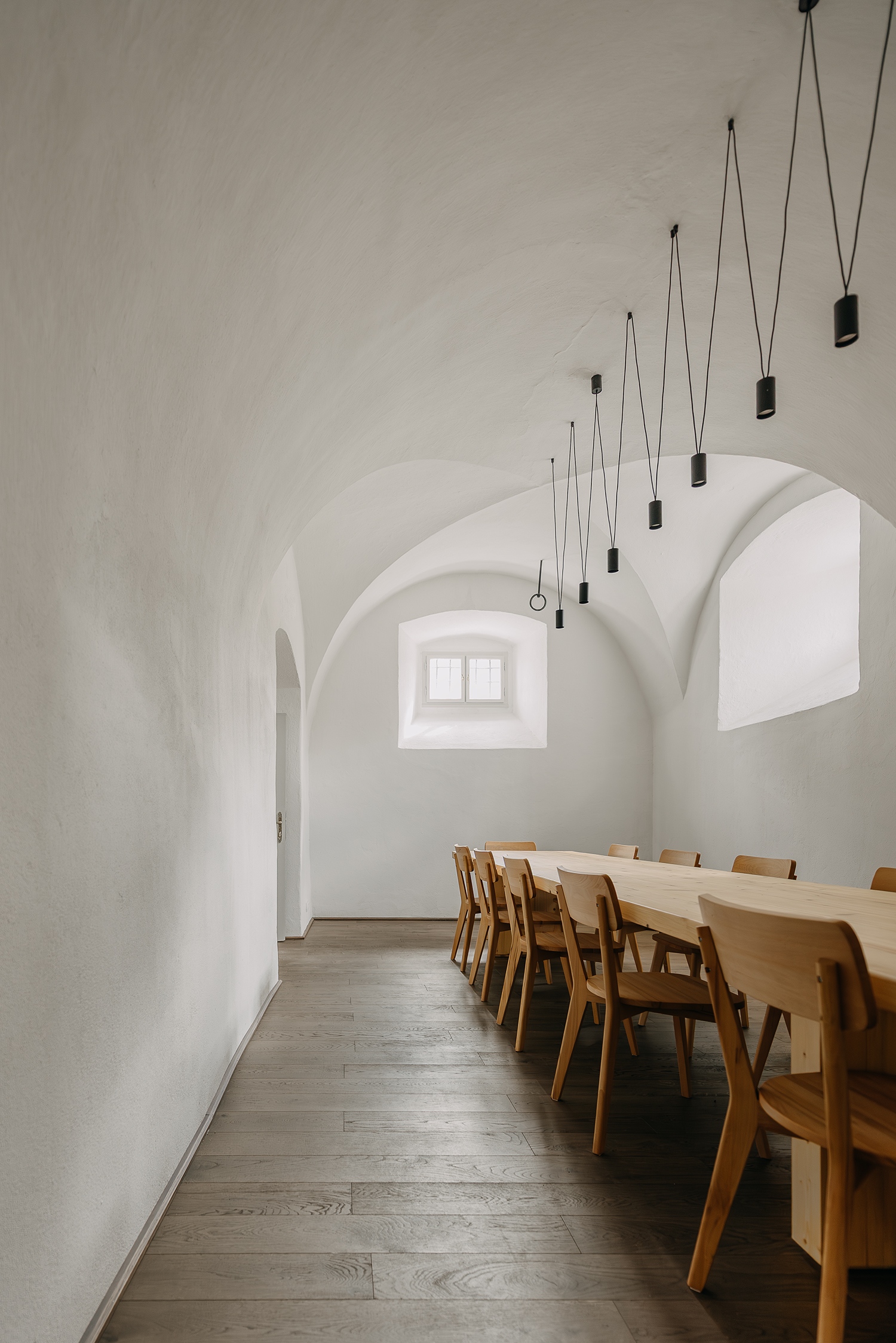 A jövőben az emeleten vendégapartmanokat alakítanak ki, most viszont egy kiállításon és ajándékbolton kívül rendezvényeknek, borkostolóknak is rendeztek be helyszínt kortárs bútorokkal