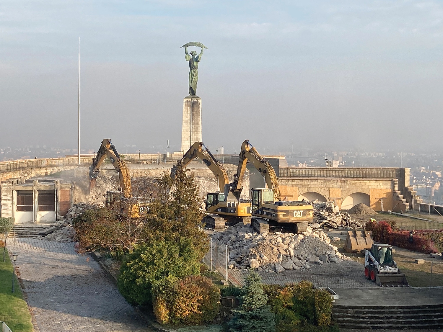 Bunker bontási munkálatai