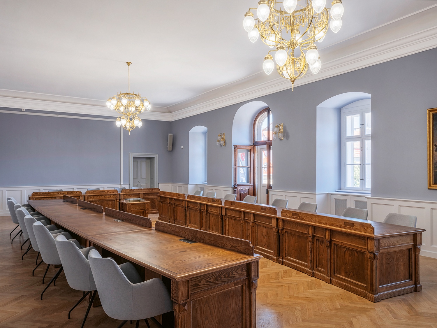 Lent: az ülésterem falszíne festő-restaurátori javaslat alapján készült, de a négybe nyíló bejáratának és az erkélyajtó szlavón tölgyből készült belső szárnyának felújítása is a projekt különlegessége volt