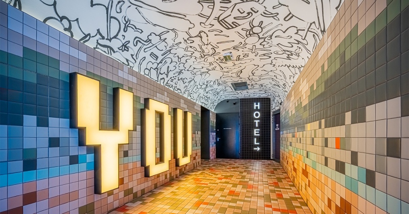 A You Are Hotel helyi védelem alatt álló homlokzata nem csupán a modern építészet ragyogó példája