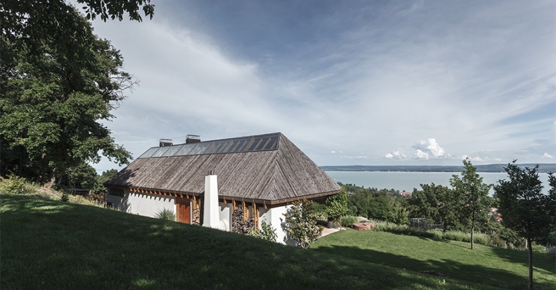 Finoman parasztházba oltott kortárs nyaraló a Balatonnál