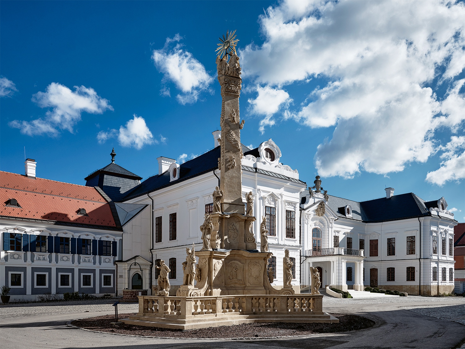 A Szentháromságszobor figurális alkotásai egy korábbi felújítás során született másolat-csoport, az eredetieket a Davidikum-kollégium kertjében találták meg