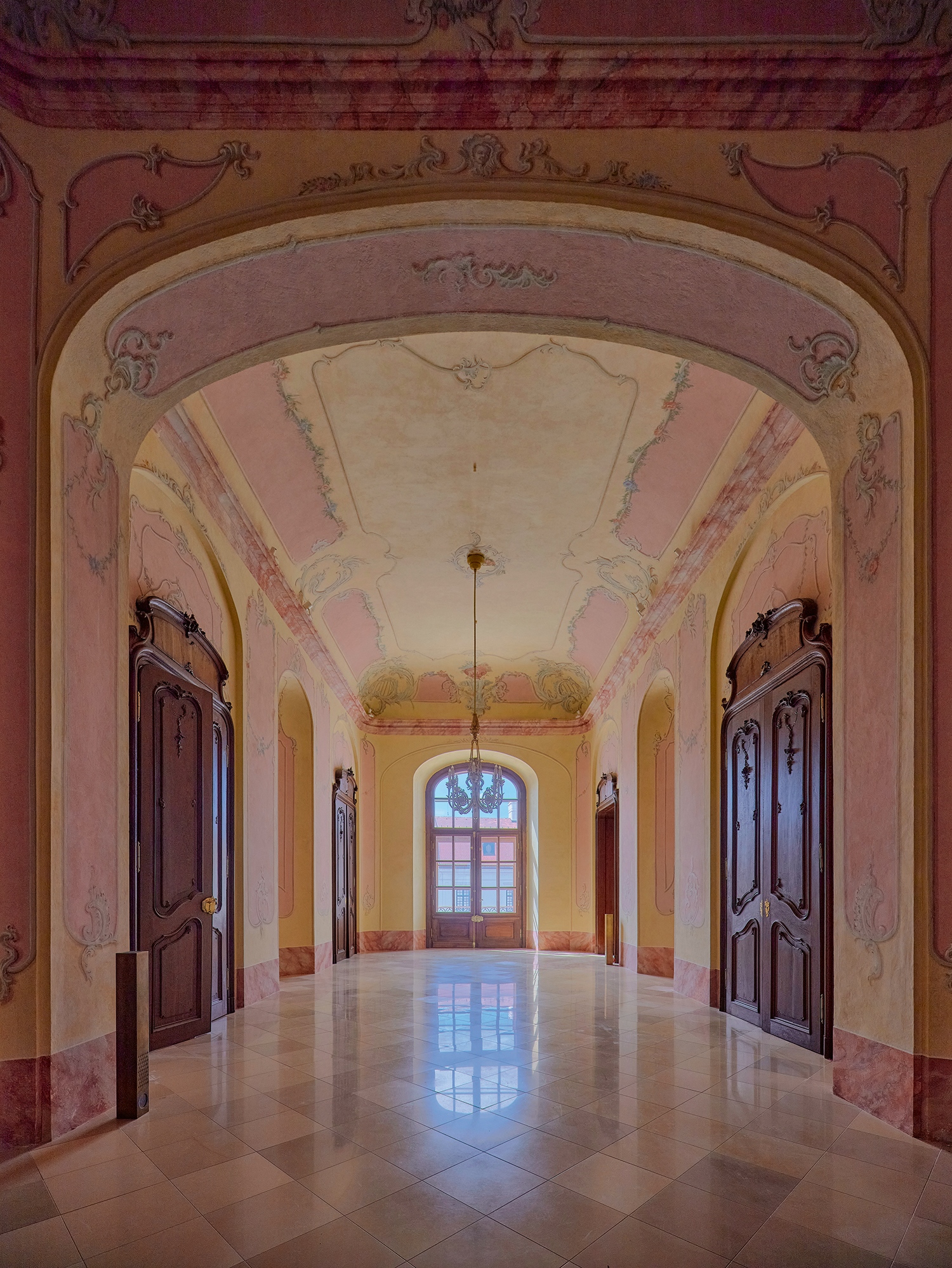 A palotában a farestaurátoroknak volt talán a legtöbb munkája – számos ajtó ugyanis teljesen eredeti, a legtöbb elemet a helyszínen kezelték, ráadásul modern anyagok helyett már régóta hosszú távon bizonyított eljárásokkal